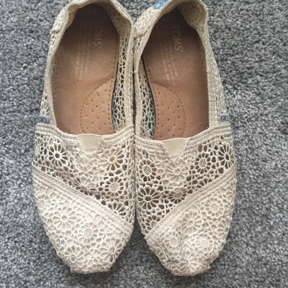 Cream Lace Toms